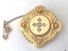 Victorian mourning brooch with safety chain, 9ct gold decorated with laurels of green gold & third