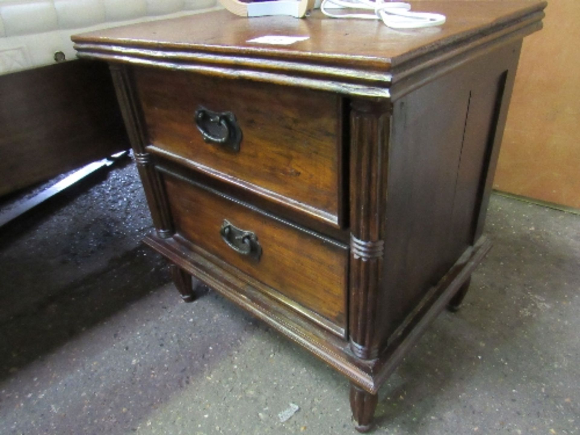 A pair of Indonesian hardwood bedside chests of 2 drawers - Image 3 of 4