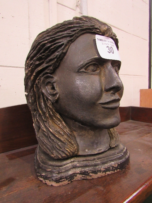 Cast metal female head on wooden base - Image 2 of 2