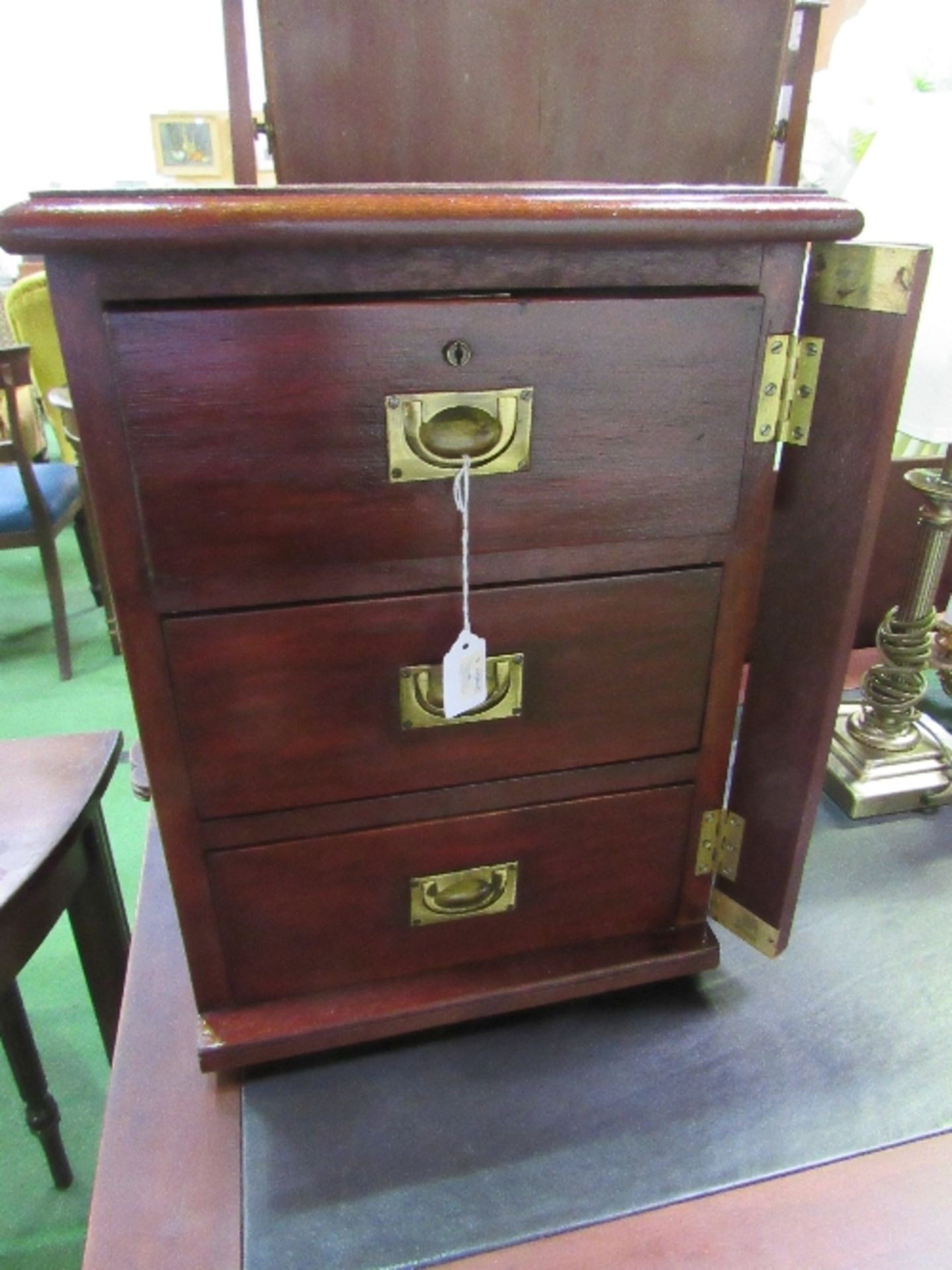 Mahogany 3 drawer lockable Wellington-style chest cabinet, with keys - Image 3 of 3