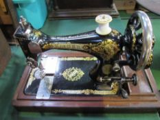 Singer P260695 manual sewing machine with wooden case
