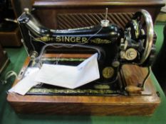 Singer F6851272 manual sewing machine with wooden case