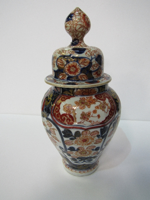 19th century Japanese Imari vase & lid, knob to lid glued. Price guide £20-25.