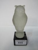 Lalique-style glass figurine of an owl on a marble base. Price guide £60-70.