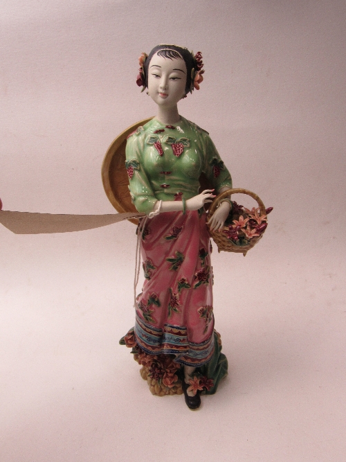 An oriental lady figurine with basket of flowers. Price guide £10-20. - Image 2 of 2