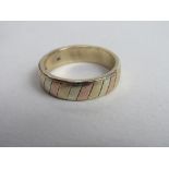 9ct white, yellow & rose gold band, wt 5.8gms. Price guide £50-60.