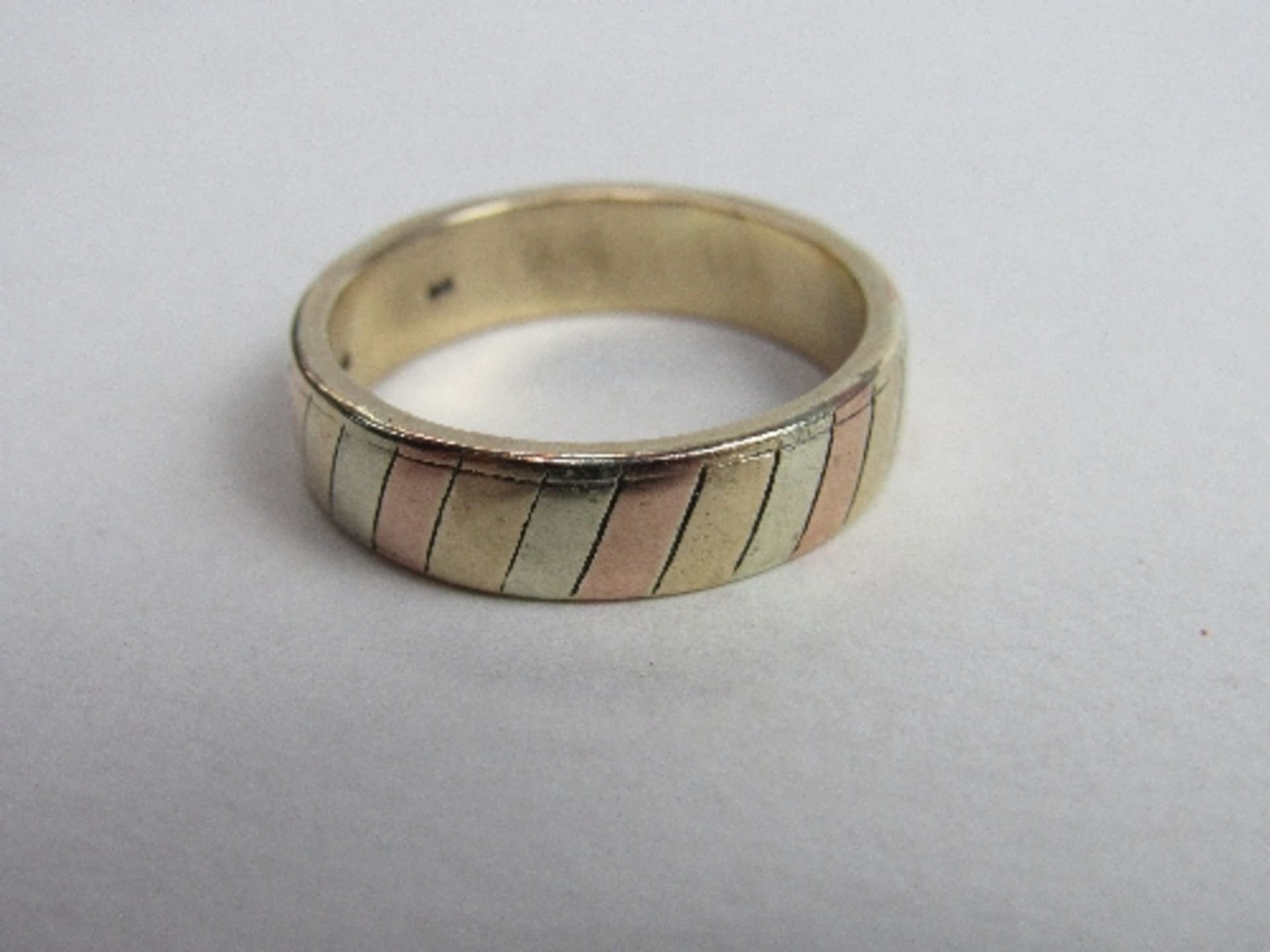 9ct white, yellow & rose gold band, wt 5.8gms. Price guide £50-60.