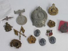 Qty of military cap badges & a medal including RAF badge marked 9ct front. Price guide £20-30.