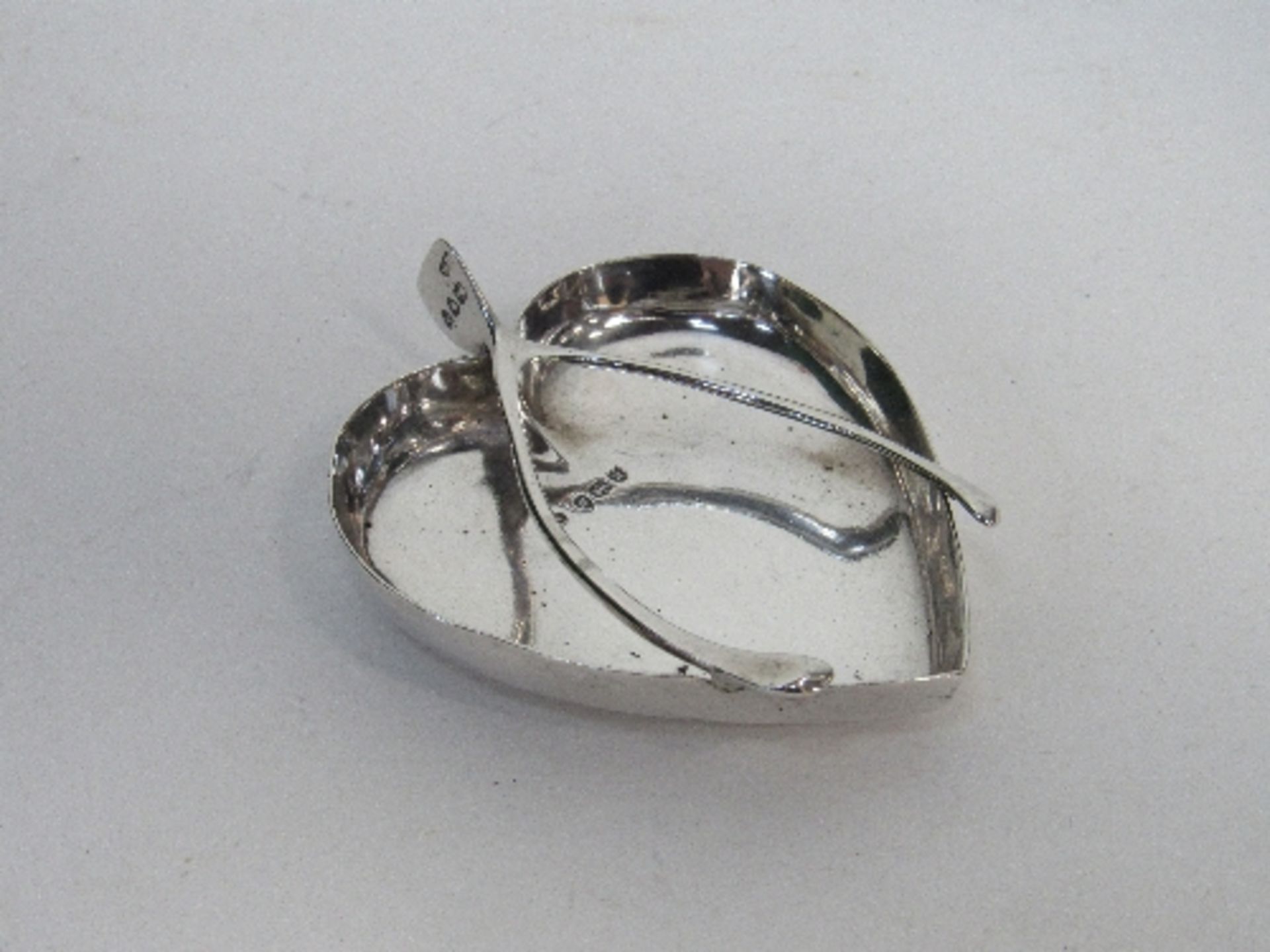 Sterling silver heart shaped dish with wishbone, London 1892, wt - 1.55 troy oz. Price guide £25- - Image 2 of 2