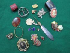 A collection of brooches & other small effects including a large brass cased swivel mounted mourning