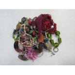 Bag of costume jewellery. Price guide £10-15.