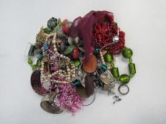 Bag of costume jewellery. Price guide £10-15.