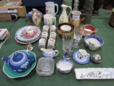 Qty of assorted china & glass ware including Wedgwood. Price guide £20-30.