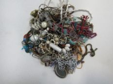 Bag of costume jewellery. Price guide £10-15.