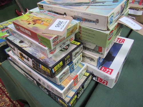 11 plastic model aircraft kits, boxed. Price guide £15-20.