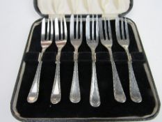 6 silver Viner's cake forks in original case, Sheffield 1958, weight 3.3ozt. Price guide £20-25.