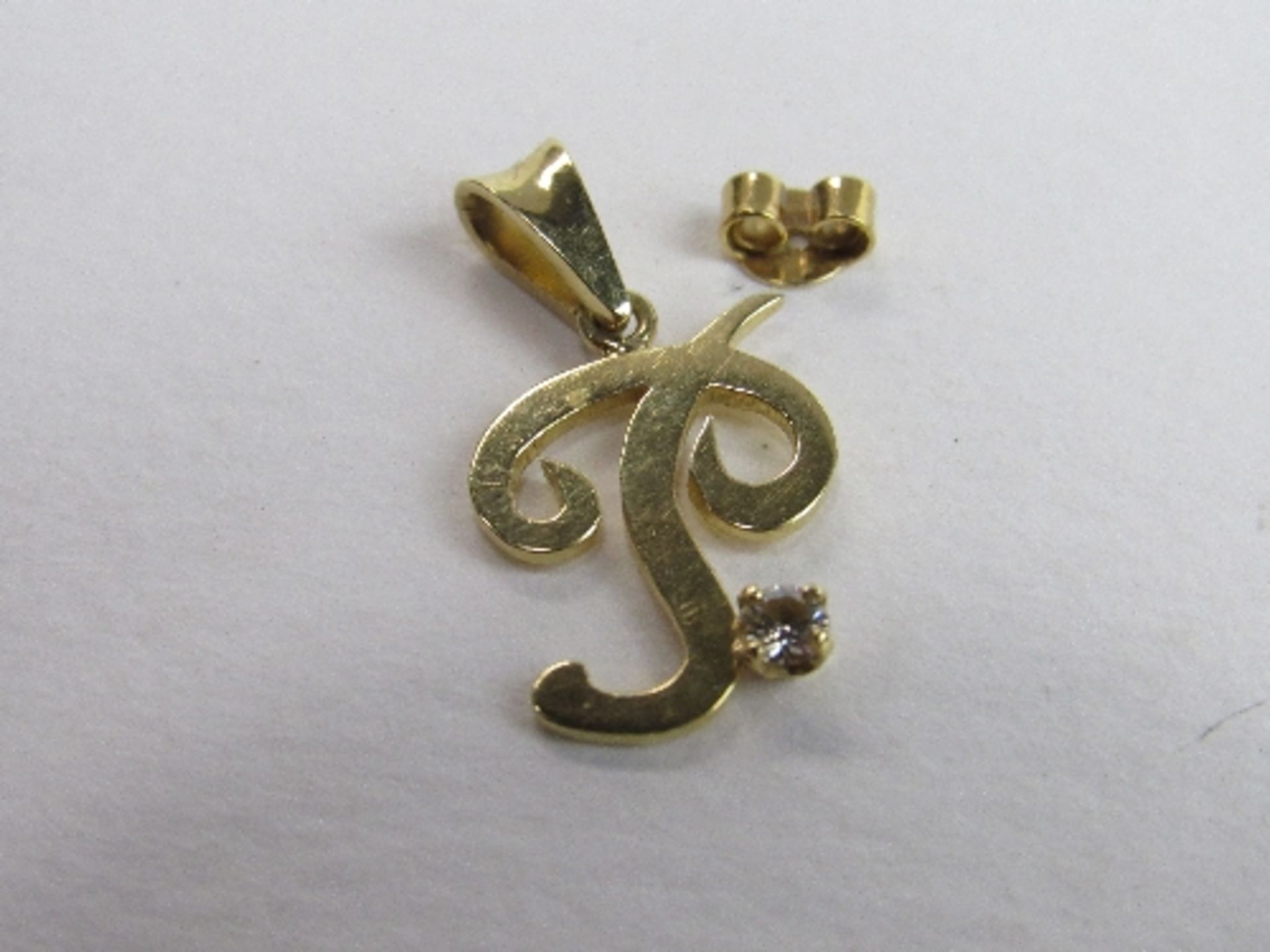 18ct gold & diamond pendant with letter 'P' & 18ct gold earring back, wt 2.7gms. Price guide £40- - Image 2 of 2