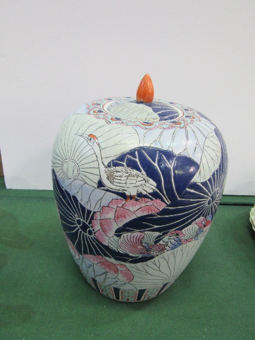 A Chinese lidded vase. Price guide £40-50.