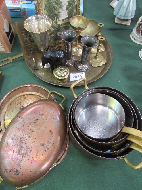 A qty of copper, brass & other metal ware. Price guide £20-30.