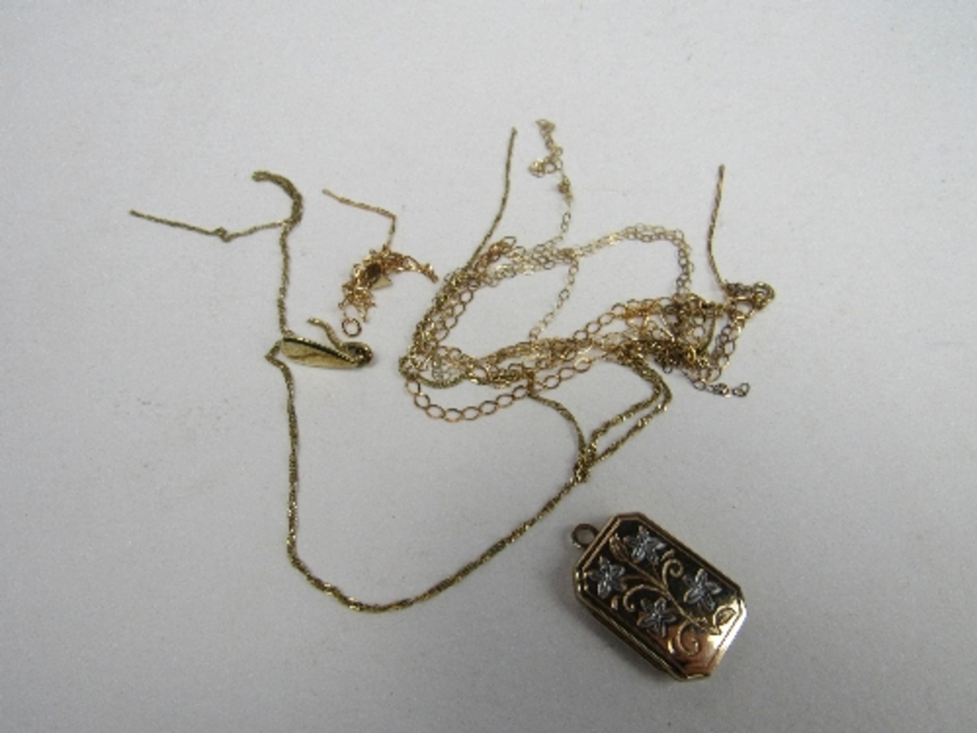 9ct gold locket & part chain & other bits of 9ct gold.