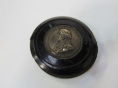 Admiral Lord Nelson commemorative snuff box (a/f). Price guide £30-40.