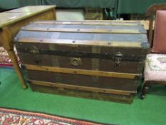 Domed top travelling trunk, 92cms x 49cms x 59cms. Price guide £20-30.