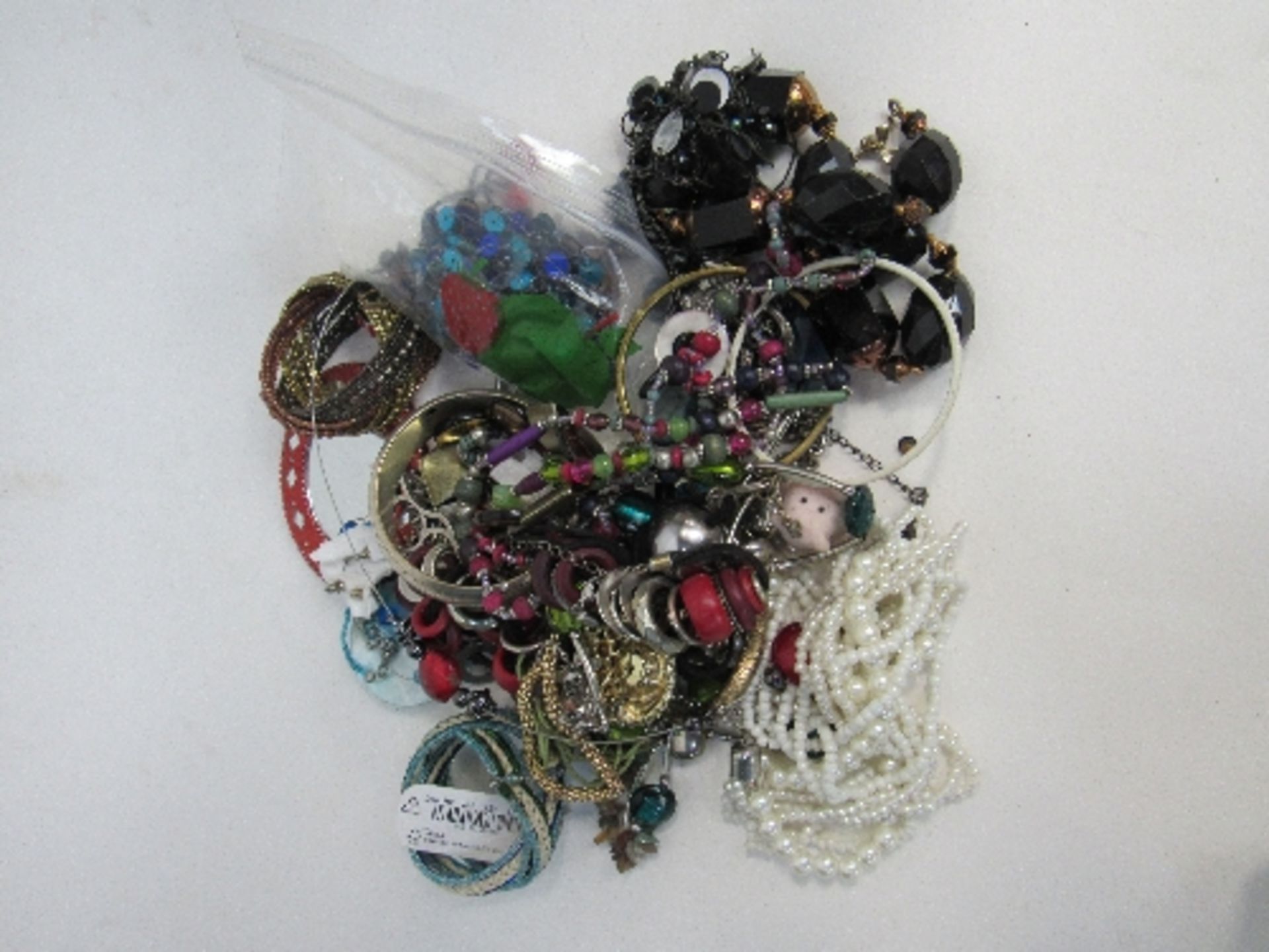 Bag of costume jewellery. Price guide £10-15.