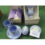 2 Wedgwood trinket boxes, an urn, a soap dish & 2 coffee cups & saucers. Est 10-20.