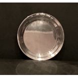 Simple silver round dish by Bishtons Ltd of Birmingham in 1946, wt 85gms, 140mm diameter.