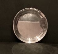 Simple silver round dish by Bishtons Ltd of Birmingham in 1946, wt 85gms, 140mm diameter.