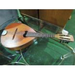 8 string lute. Estimate £10-20.