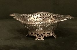 Footed bonbon dish, pretty decoration with clear Art Nouveau influence, made in 1905 by Phineas