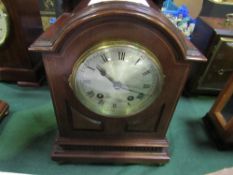 2 mahogany cased mantel clocks. Estimate £20-30.