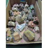 23 Country Artists & Lilliput Lane model houses. Estimate £20-30.