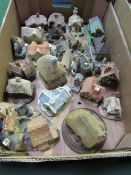 23 Country Artists & Lilliput Lane model houses. Estimate £20-30.