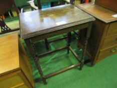 Oak occasional table on barley twist supports. Estimate £5-10.