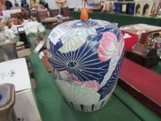 Chinese lidded vase. Estimate £40-50.