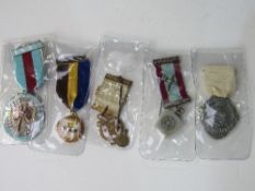 Qty of 5 Masonic medals with ribbons. Estimate £15-20.