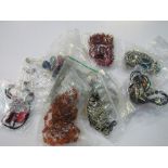 A bag of period costume jewellery including Bakelite & enamel. Estimate £5-10.