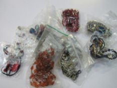 A bag of period costume jewellery including Bakelite & enamel. Estimate £5-10.