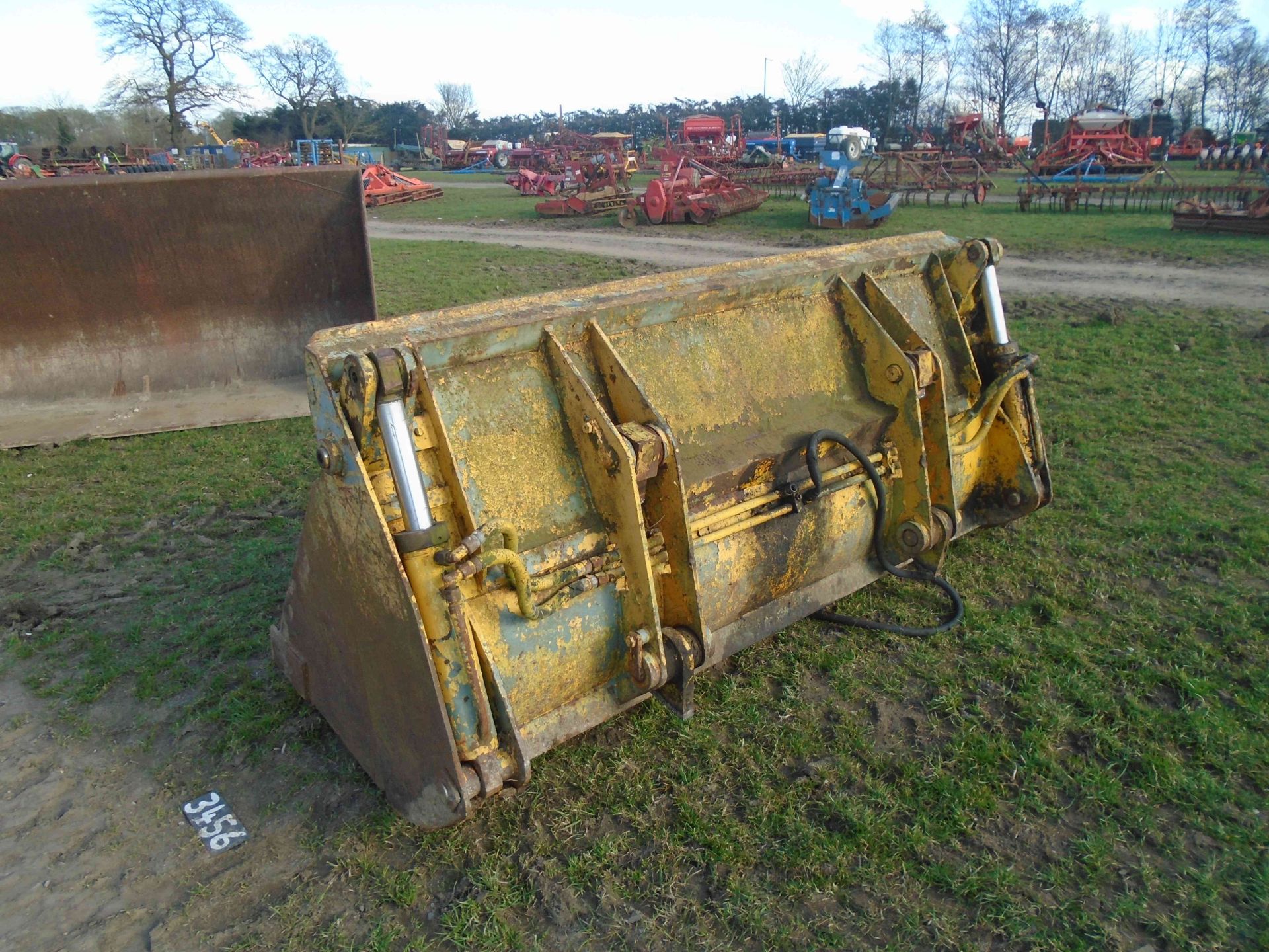 3456 4 in 1 bucket for MF tractor - Image 2 of 2
