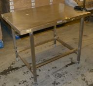 1 x Stainless Steel Prep Table With S3 Security Tag Device - Dimensions: 93 x 61 x 75cm - Ref: MC133