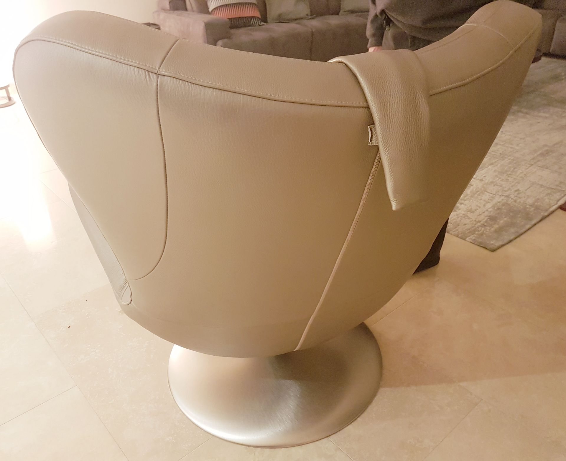 1 x Natuzzi Leather Upholstered Swivel Chair With In-built Speakers - Ref: MT643 - Stunning Chair In - Image 3 of 5