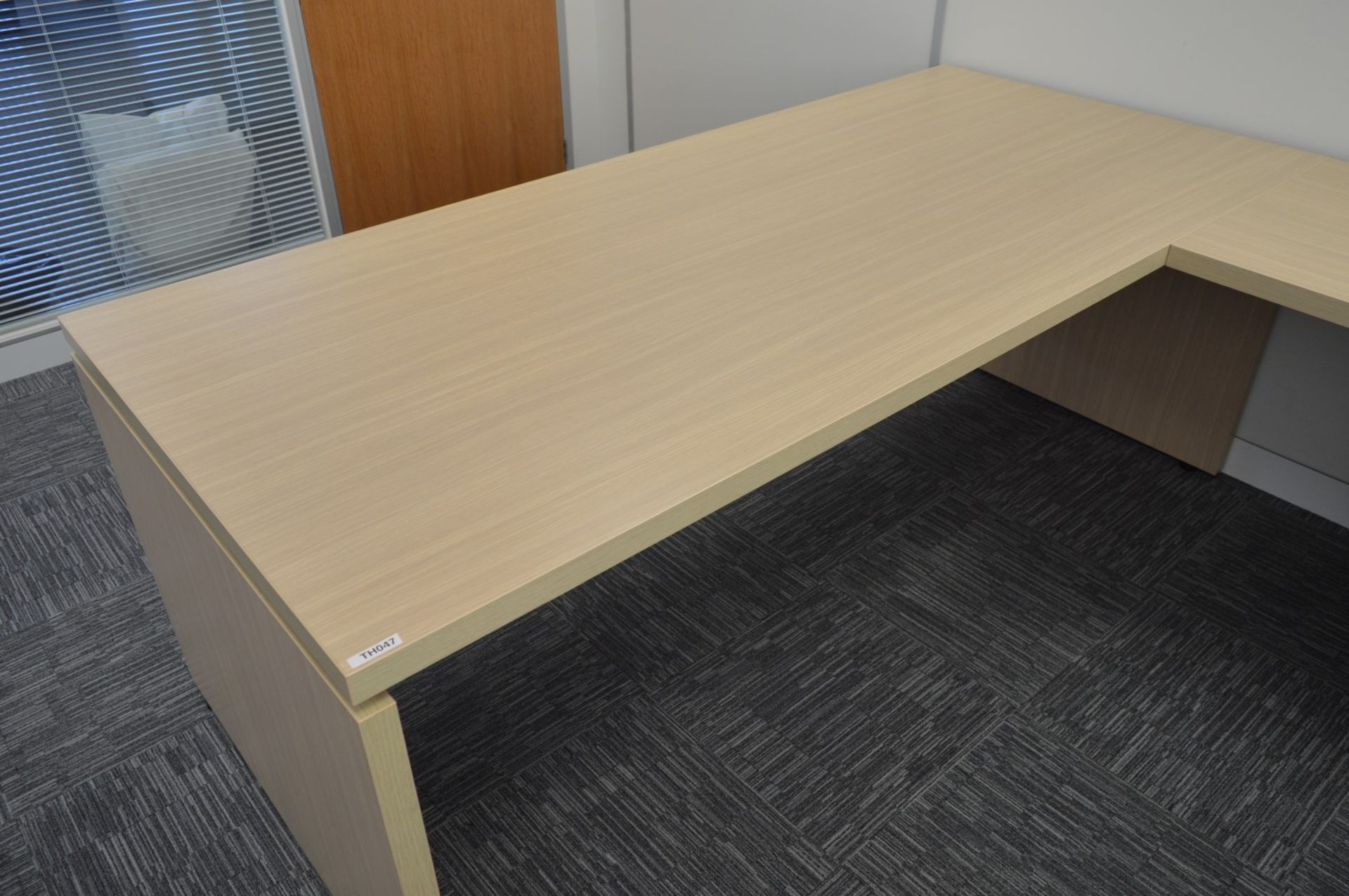 1 x Babini Executives Office Desk With Three Drawer Pedestal and Side Table - Attractive Finish With - Image 2 of 9