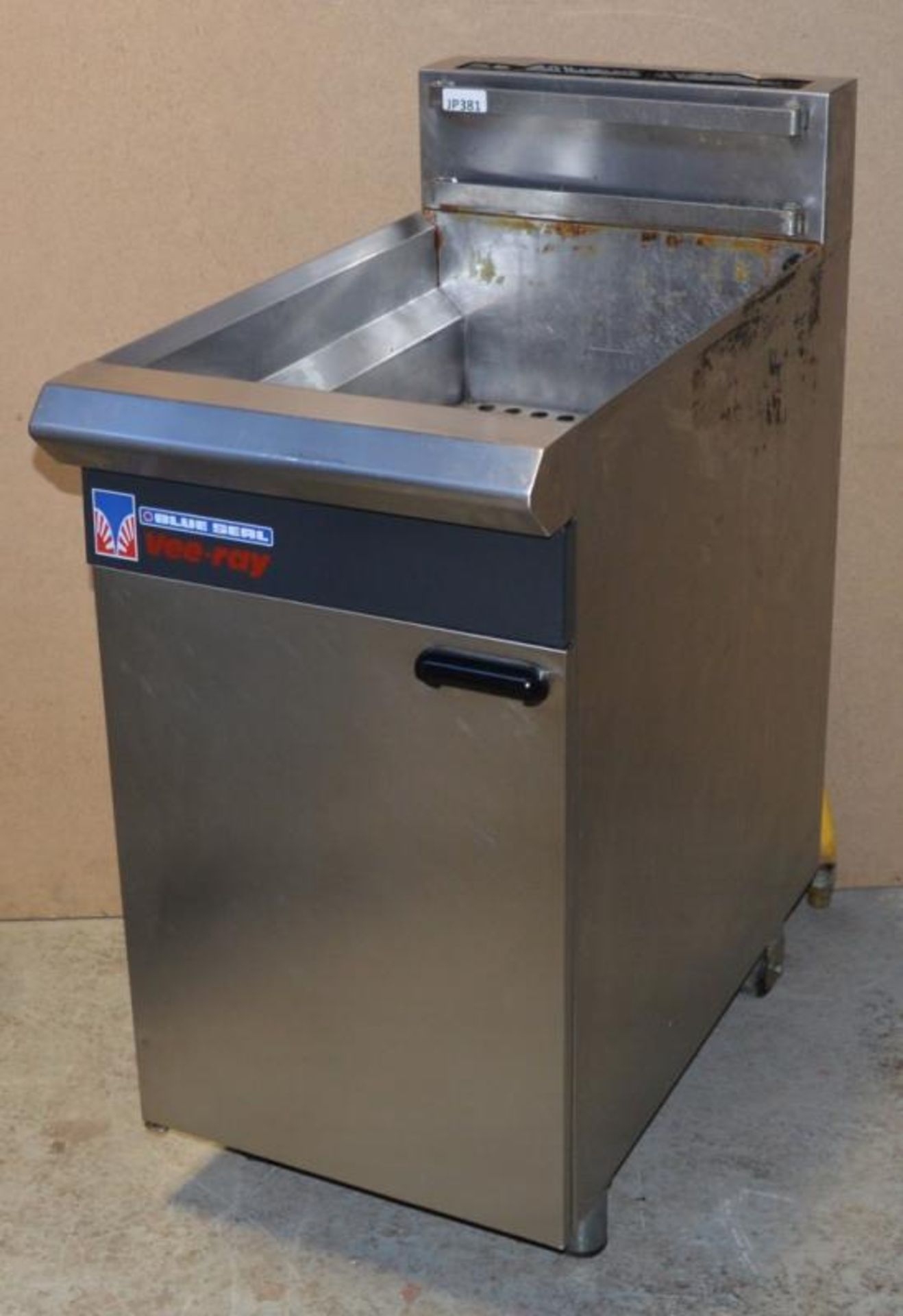 1 x Blue Seal Vee Ray Single Tank Gas Fryer - Model GT45 - H106 x W45 x D89 cms - CL232 - Ref - Image 3 of 7