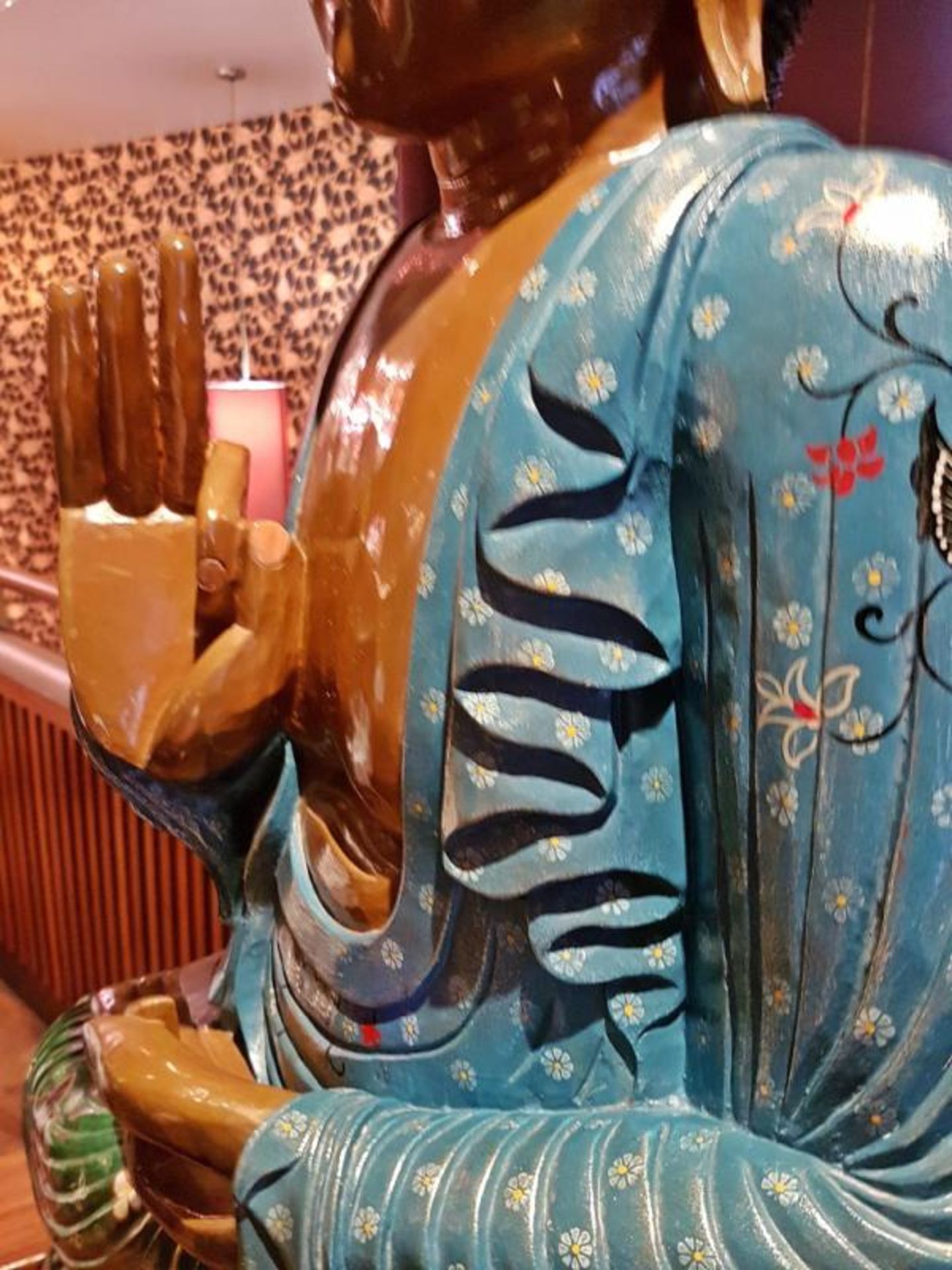 1 x Large Hand Painted Carved Wooden Sitting Buddha Statuette - H100 x W60 x D30 cms - CL297 - Ref - Image 7 of 7