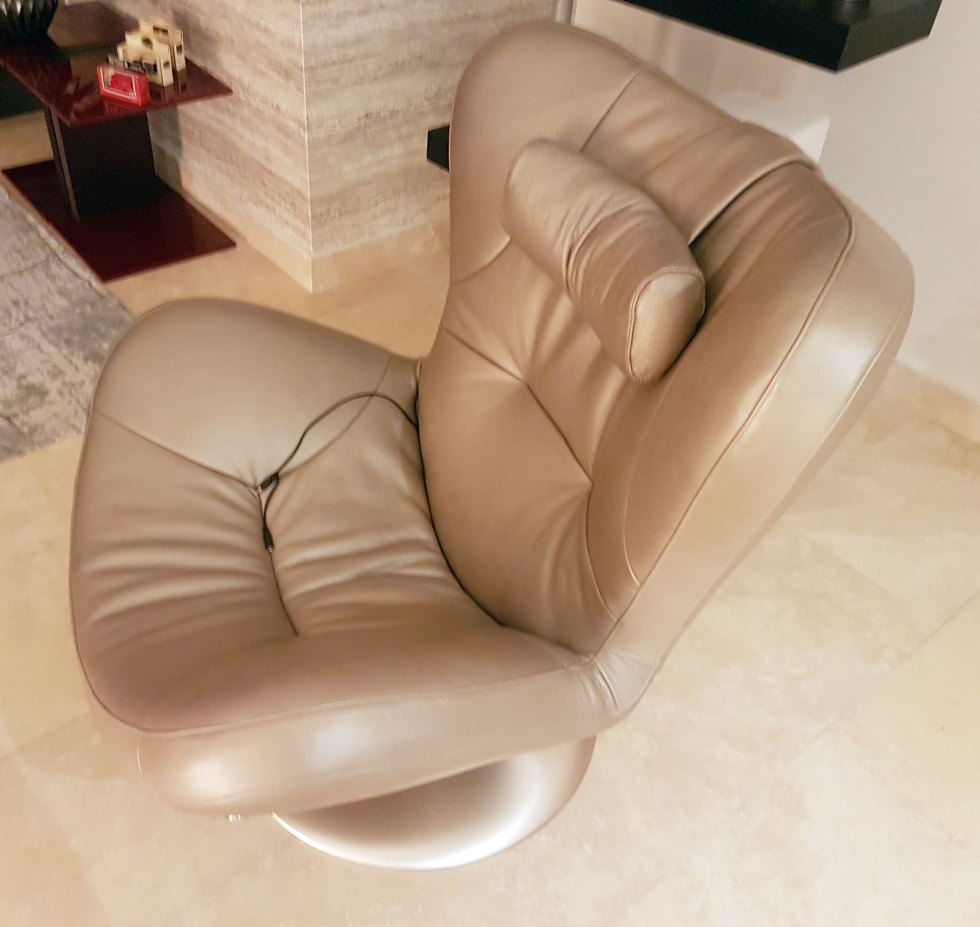 1 x Natuzzi Leather Upholstered Swivel Chair With In-built Speakers - Ref: MT643 - Stunning Chair In