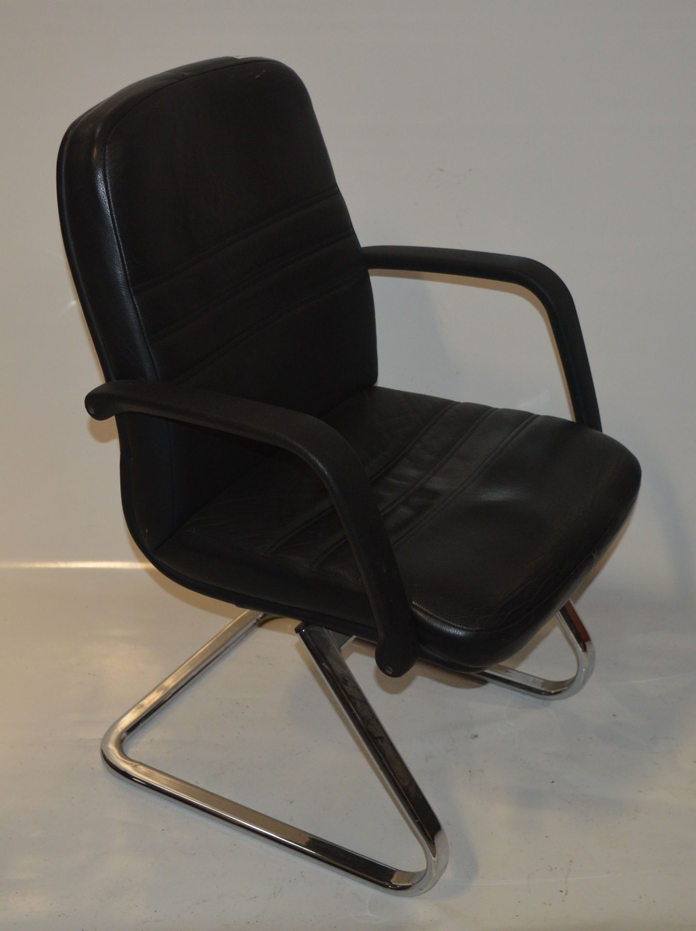 1 x Black Leather Office Chair With Chrome Base - Ref JP177 - Removed From Office Environment - - Image 3 of 4
