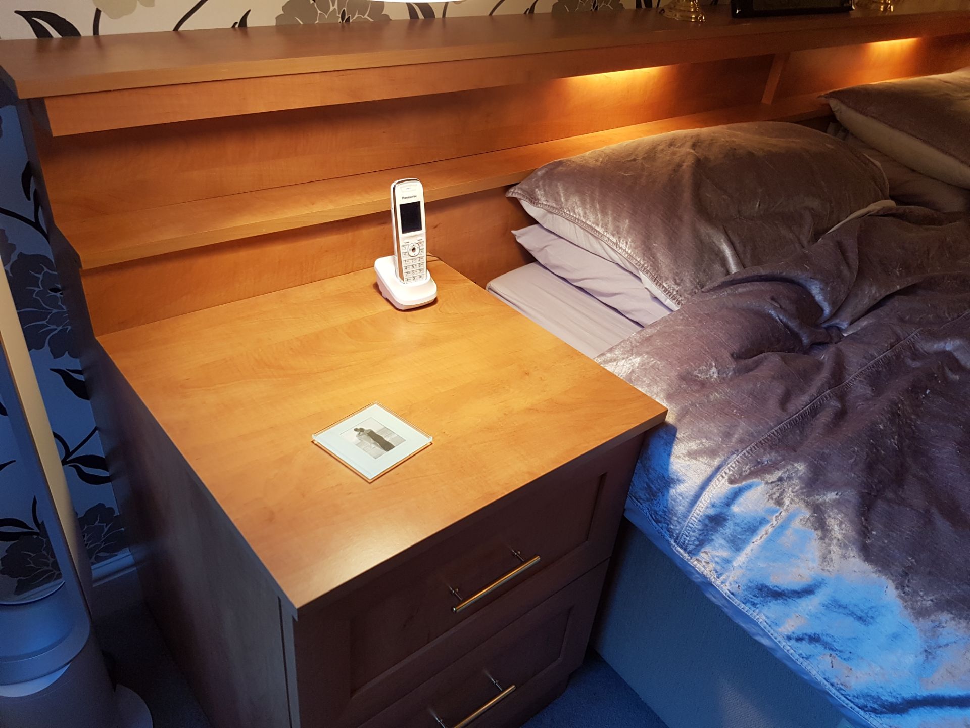 1 x Solid Wood Bedroom Suite Including Fitted Wardrobes, Bedside Tables, Dressing Table and - Image 4 of 31