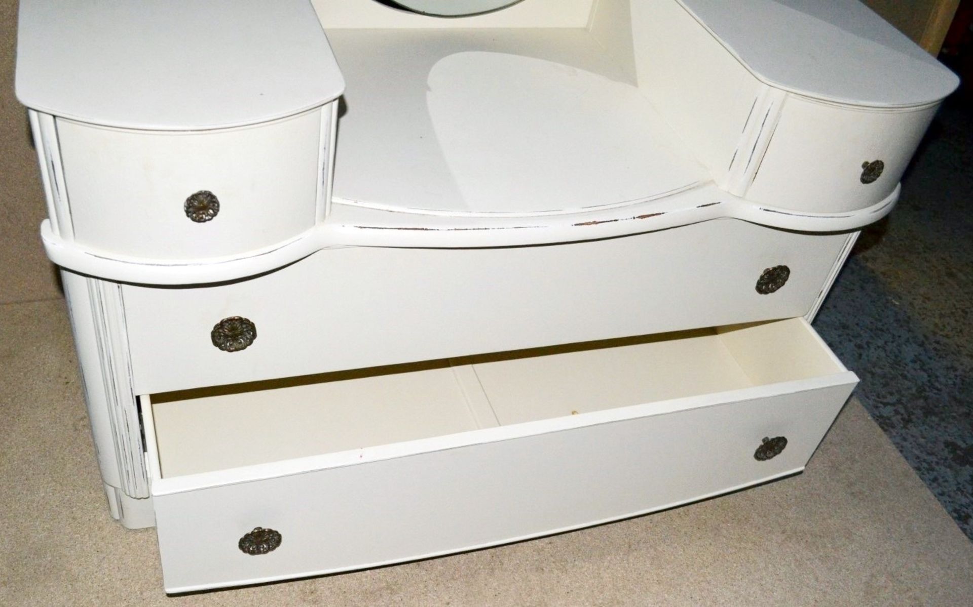 1 x Shabby Chic 4-Drawer Dressing Table With Oval Mirror - Features Cream Paintwork With An - Image 4 of 9
